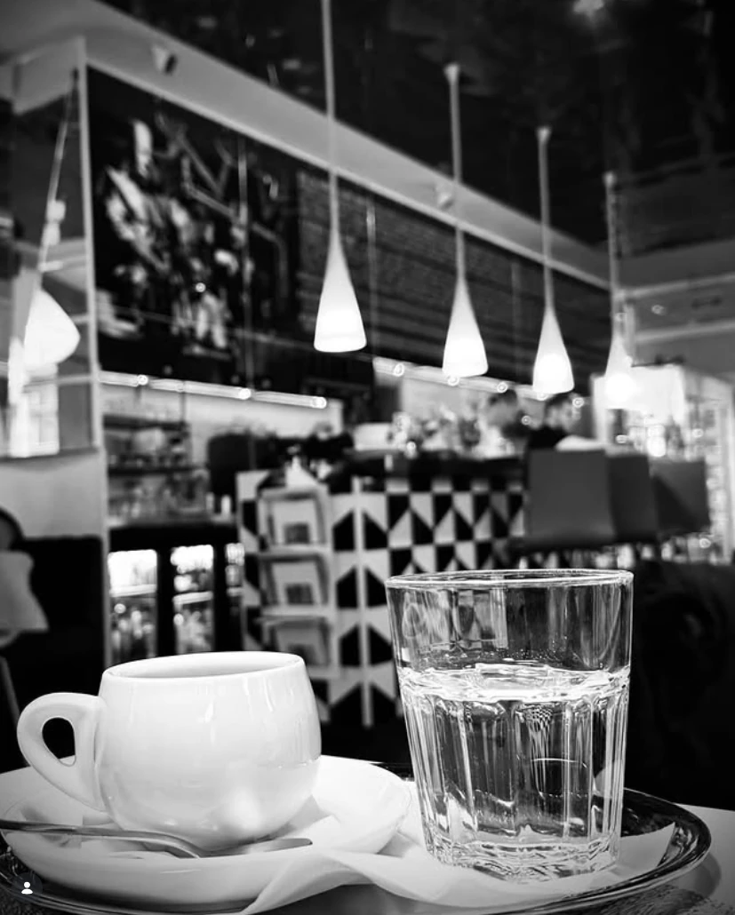 Káva v interiéri PAX Cafe