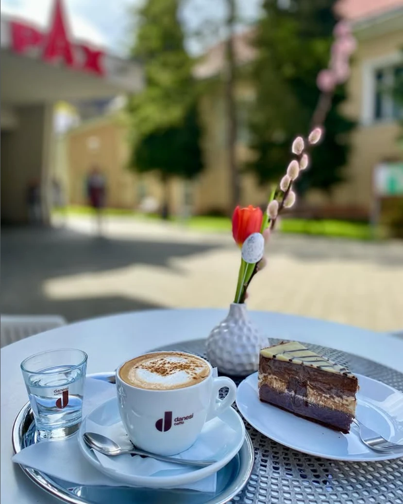 Káva a dezert na terase PAX Cafe